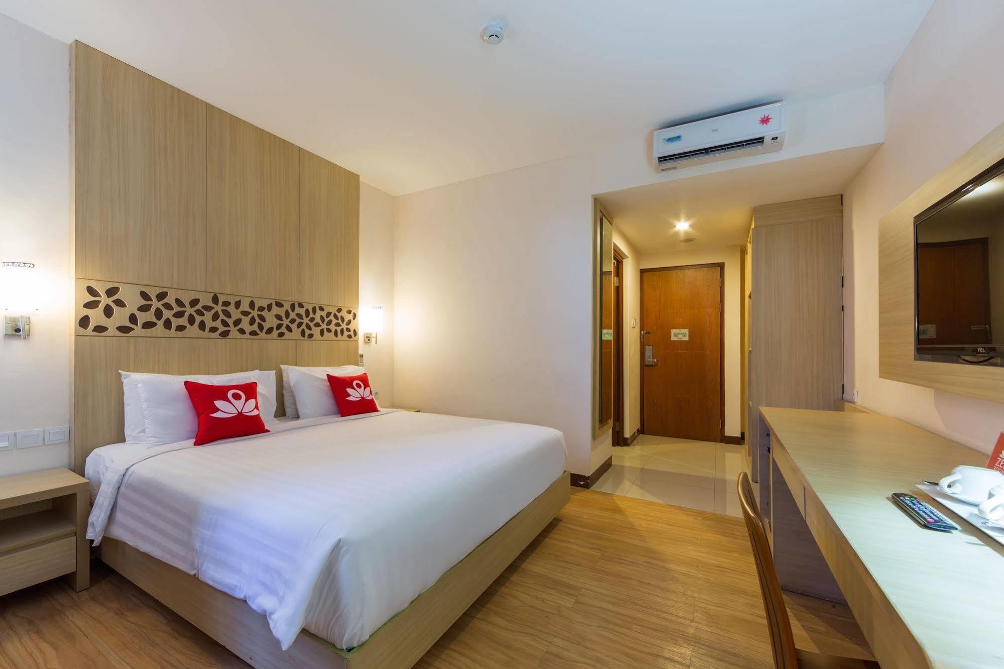 Zen Rooms Kuta Tuban Suites Exterior foto