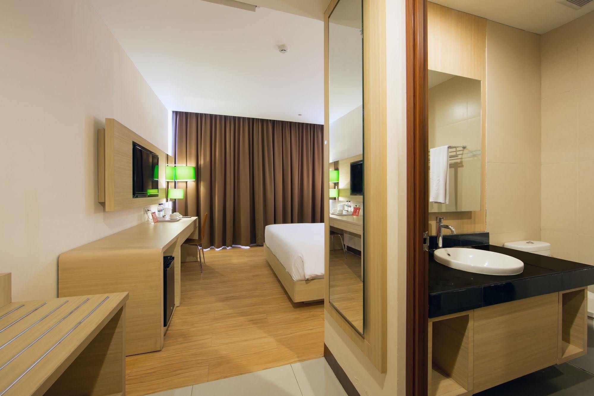 Zen Rooms Kuta Tuban Suites Exterior foto